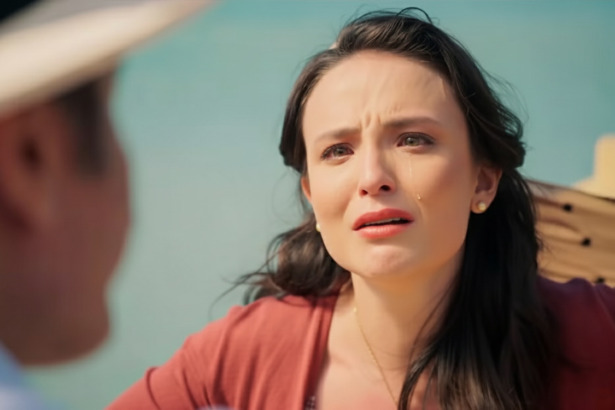 Larissa Manoela chorando com uma lágrima no rosto antes de cair no rio em cena de Êta Mundo Melhor!