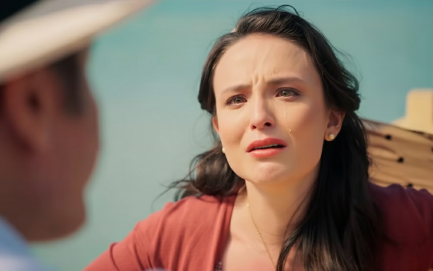 Larissa Manoela chorando com uma lágrima no rosto antes de cair no rio em cena de Êta Mundo Melhor!