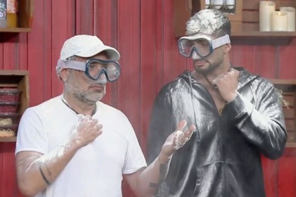Fabiano e Nizam cobertos de farinha em trecho de dinâmica da discórdia em A Fazenda
