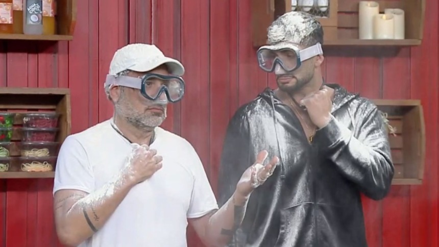 Fabiano e Nizam cobertos de farinha em trecho de dinâmica da discórdia em A Fazenda