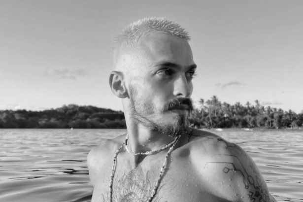 Felipe Selau em imagem preto e branco dentro do mar