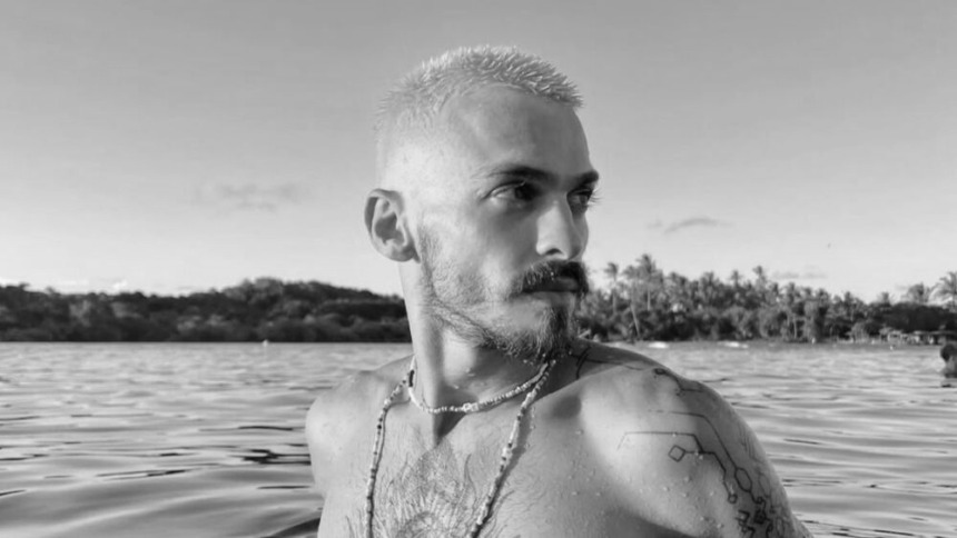 Felipe Selau em imagem preto e branco dentro do mar
