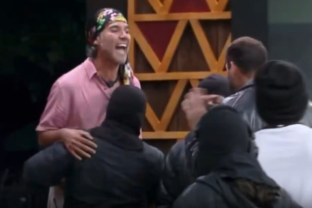 Fernando sendo contigo por ninjas em trecho de treta em A Fazenda