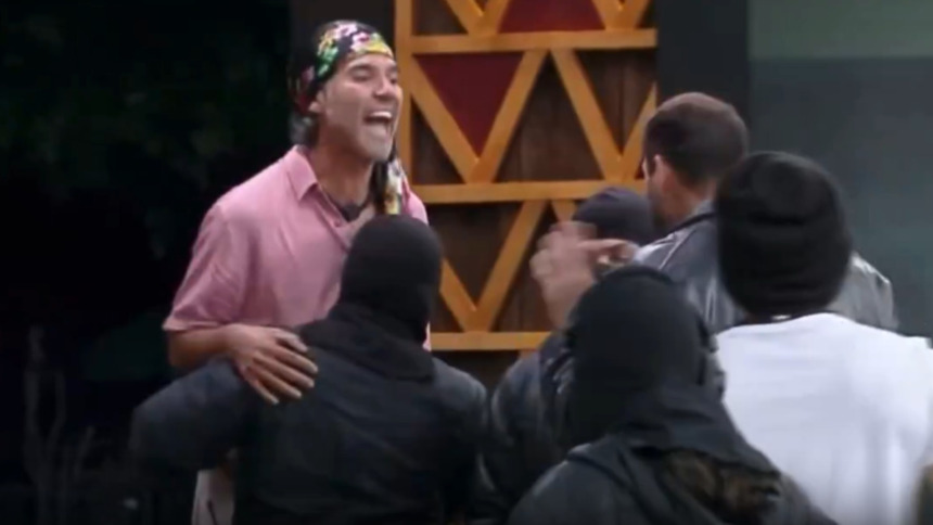 Fernando sendo contigo por ninjas em trecho de treta em A Fazenda