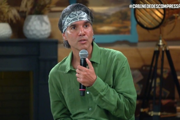 Fernando Sampaio com semblante de surpresa em trecho da Cabine de Descompressão