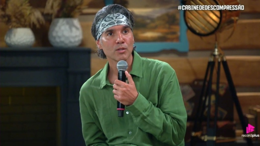 Fernando Sampaio com semblante de surpresa em trecho da Cabine de Descompressão