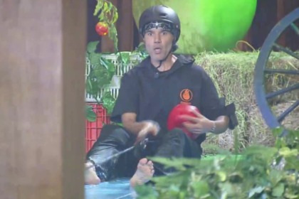 Fernando Sampaio com uma frita na mão em trecho da Prova de Fogo