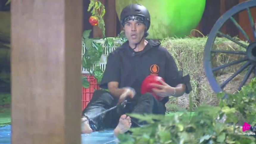 Fernando Sampaio com uma frita na mão em trecho da Prova de Fogo