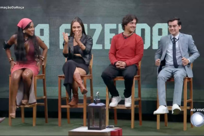 Carol, Yoná, Guilherme e Dudu sentados no banquinho na terceira Roça de A Fazenda 17