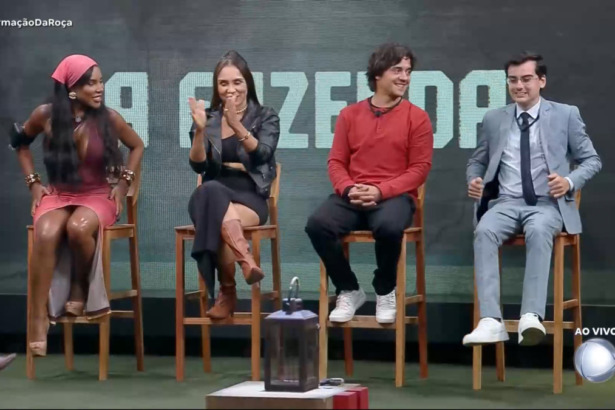 Carol, Yoná, Guilherme e Dudu sentados no banquinho na terceira Roça de A Fazenda 17