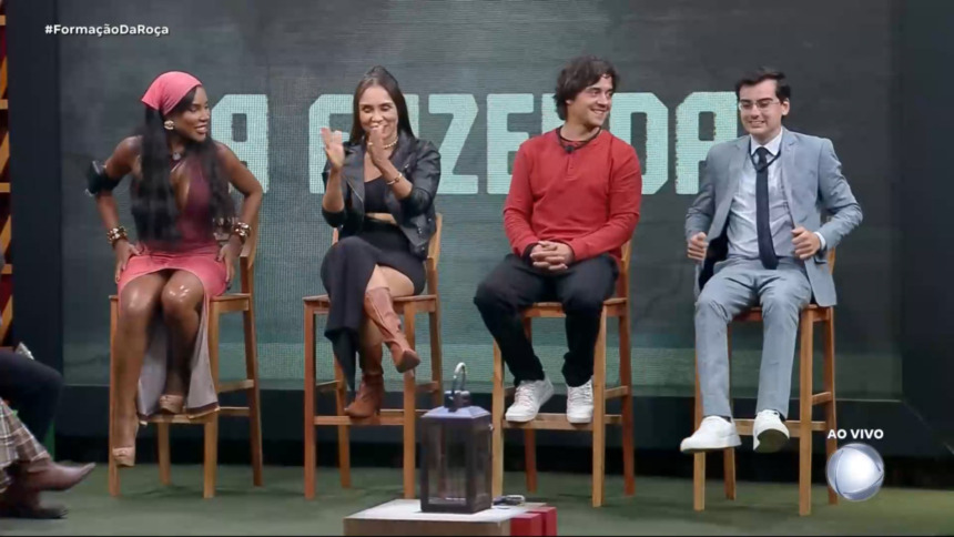 Carol, Yoná, Guilherme e Dudu sentados no banquinho na terceira Roça de A Fazenda 17