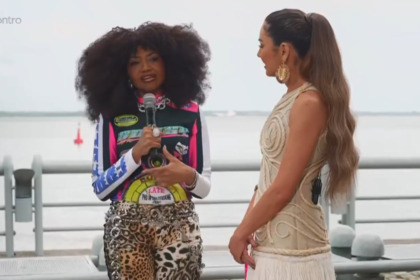 Gaby Amarantos (jaqueta racer, estampa de onça) em entrevista com Patrícia Poeta (vestido bege trançado) ao ar livre no Encontro de Belém.