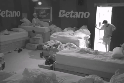 Gaby dorme ao lado de Carol no quarto de A Fazenda 17