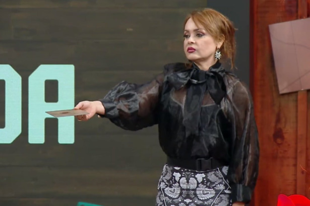 Gaby Spanic durante a dinâmica de A Fazenda, poucos minutos antes de deixar o jogo