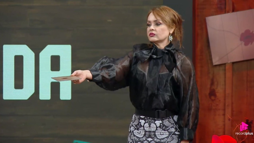 Gaby Spanic durante a dinâmica de A Fazenda, poucos minutos antes de deixar o jogo