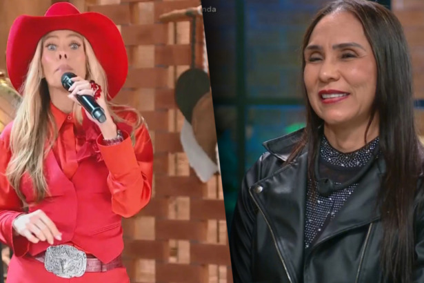 Adriane Galisteu de roupa vermelha apresentando A Fazenda e ao lado Yoná de roupa preta sentada no banquinho antes da eliminação