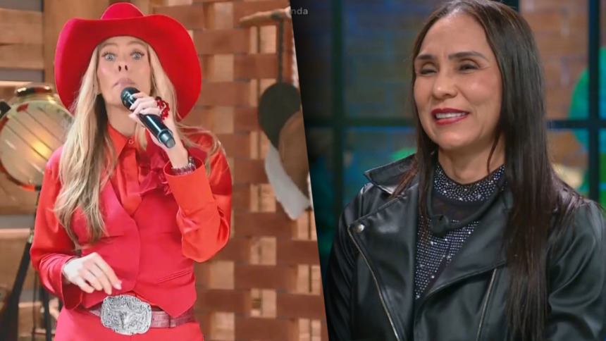 Adriane Galisteu de roupa vermelha apresentando A Fazenda e ao lado Yoná de roupa preta sentada no banquinho antes da eliminação
