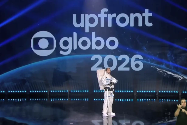 Eduardo Sterblitch em frente ao telão do Upfront Globo 2026