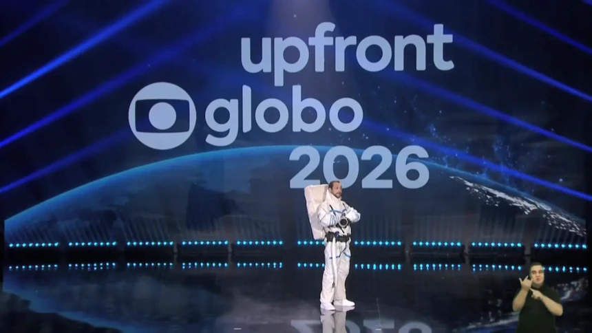 Eduardo Sterblitch em frente ao telão do Upfront Globo 2026