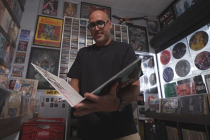 Homem segundo a capa de um vinil em trecho do Globo Repórter sobre a vida analógica