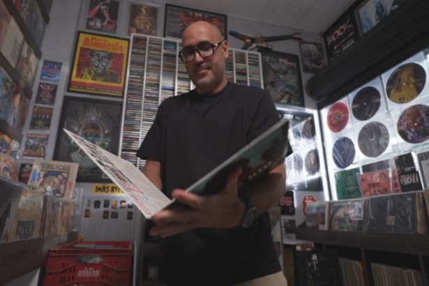 Homem segundo a capa de um vinil em trecho do Globo Repórter sobre a vida analógica