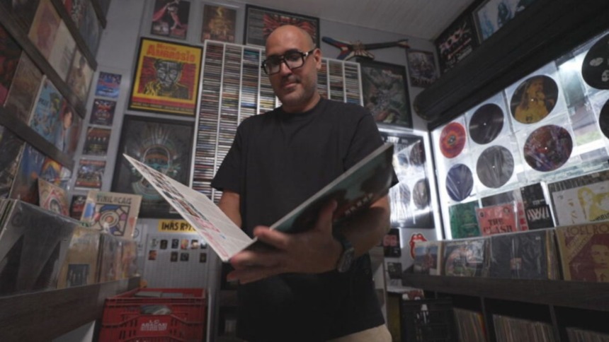 Homem segundo a capa de um vinil em trecho do Globo Repórter sobre a vida analógica