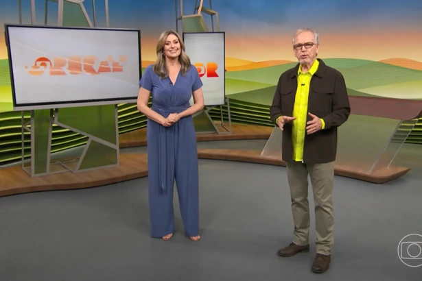 Apresentadores do Globo Rural em pé no cenário do programa