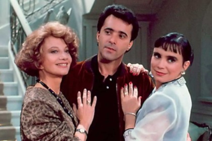Glória Menezes, Tony Ramos e Regina Duarte abraçados em cena de Rainha da Sucata