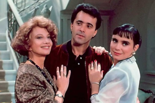 Glória Menezes, Tony Ramos e Regina Duarte abraçados em cena de Rainha da Sucata