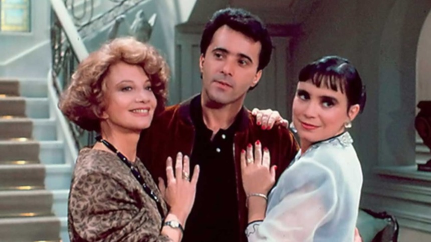 Glória Menezes, Tony Ramos e Regina Duarte abraçados em cena de Rainha da Sucata