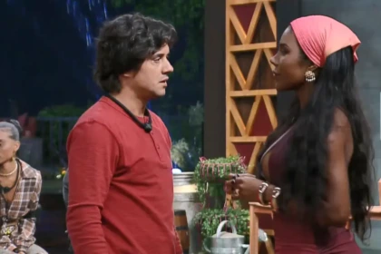 Guilherme olha para Carol em pé no meio da formação da Roça de A Fazenda 17
