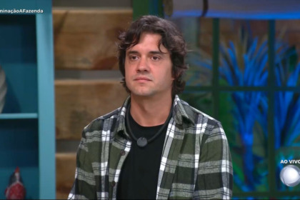 Guilherme Boury olhando sério para Adriane Galisteu antes da eliminação de A Fazenda 17
