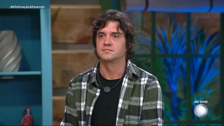 Guilherme Boury olhando sério para Adriane Galisteu antes da eliminação de A Fazenda 17