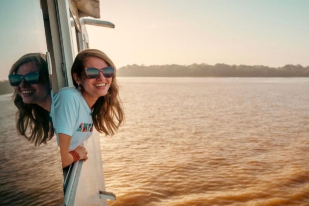 Jalília Messias sorridente, num barco, em trecho do Globo Repórter sobre a Ilha do Marajó