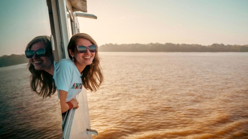 Jalília Messias sorridente, num barco, em trecho do Globo Repórter sobre a Ilha do Marajó