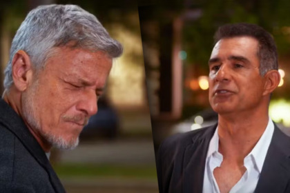 Ricardo (Marcos Pasquim) e Jaques (Marcello Novaes) se olham no meio da rua em cena de Dona de Mim