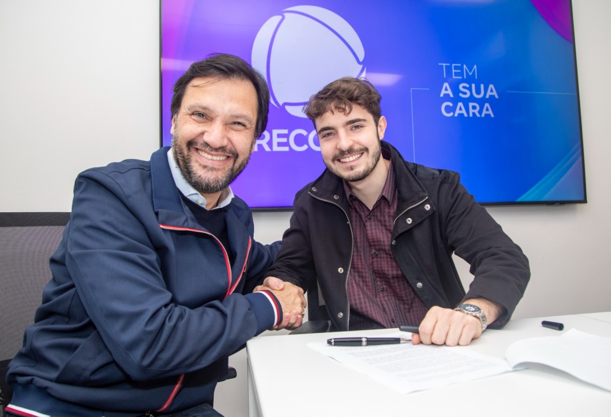 Vice-Presidente de Jornalismo, Antonio Guerreiro, aperta a mão de João Agusto Liberato