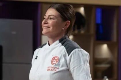 Juliana Braga com o avental branco em trecho do MasterChef Confeitaria