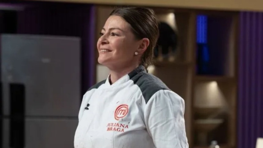 Juliana Braga com o avental branco em trecho do MasterChef Confeitaria