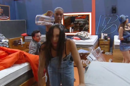 Kathy joga jarra de água na cabeça de Yoná no quarto de A Fazenda 17