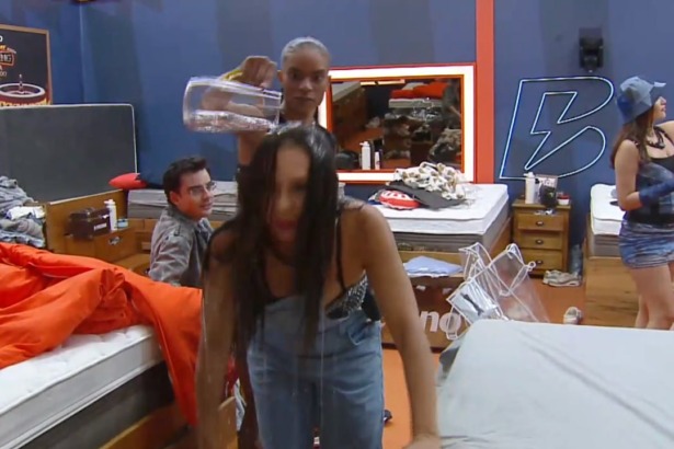 Kathy joga jarra de água na cabeça de Yoná no quarto de A Fazenda 17