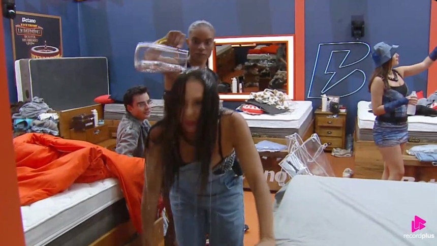 Kathy joga jarra de água na cabeça de Yoná no quarto de A Fazenda 17