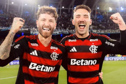 Zagueiros Léo Pereira e Leo Ortinz celebrando a classificação do Flamengo após o jogo contra o Racing na Libertadores
