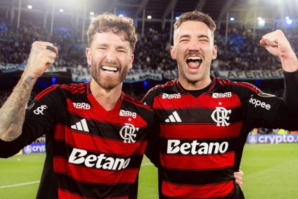 Zagueiros Léo Pereira e Leo Ortinz celebrando a classificação do Flamengo após o jogo contra o Racing na Libertadores