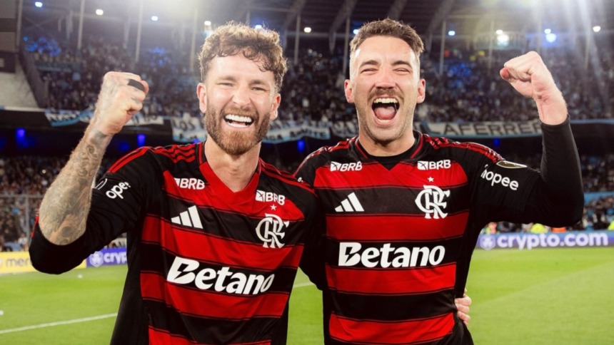 Zagueiros Léo Pereira e Leo Ortinz celebrando a classificação do Flamengo após o jogo contra o Racing na Libertadores