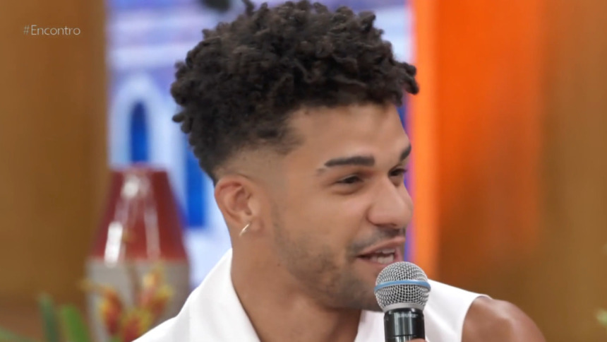 Lucas Leto emocionado, em trecho de participação no Encontro
