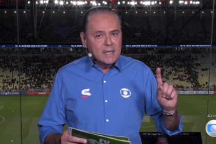 Luís Roberto com o fardamento da TV Globo no estádio da transmissão do futebol 2025