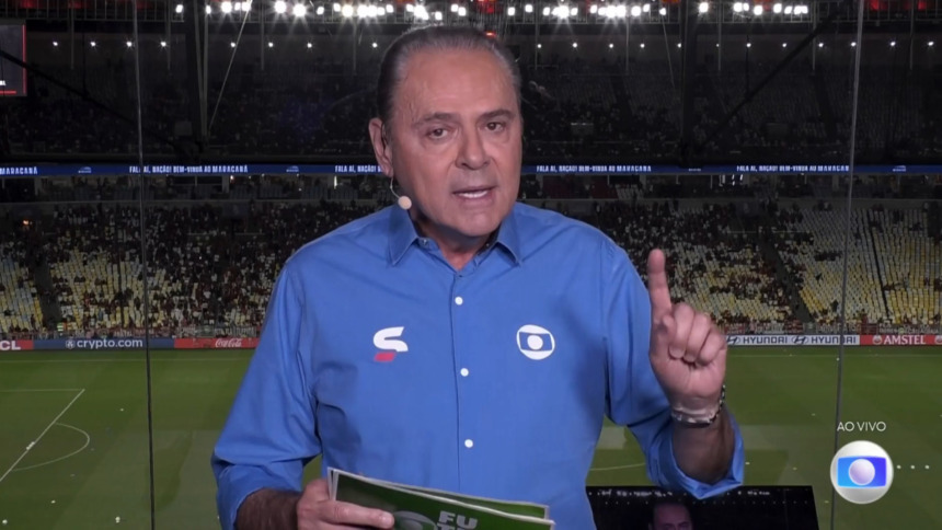 Luís Roberto com o fardamento da TV Globo no estádio da transmissão do futebol 2025