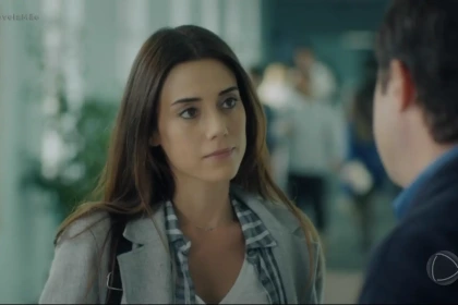 Cansu Dere como Zeynep, protagonista da novela Mãe, conversando com um homem em uma rua da Turquia