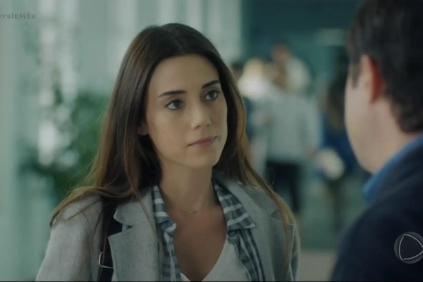 Cansu Dere como Zeynep, protagonista da novela Mãe, conversando com um homem em uma rua da Turquia